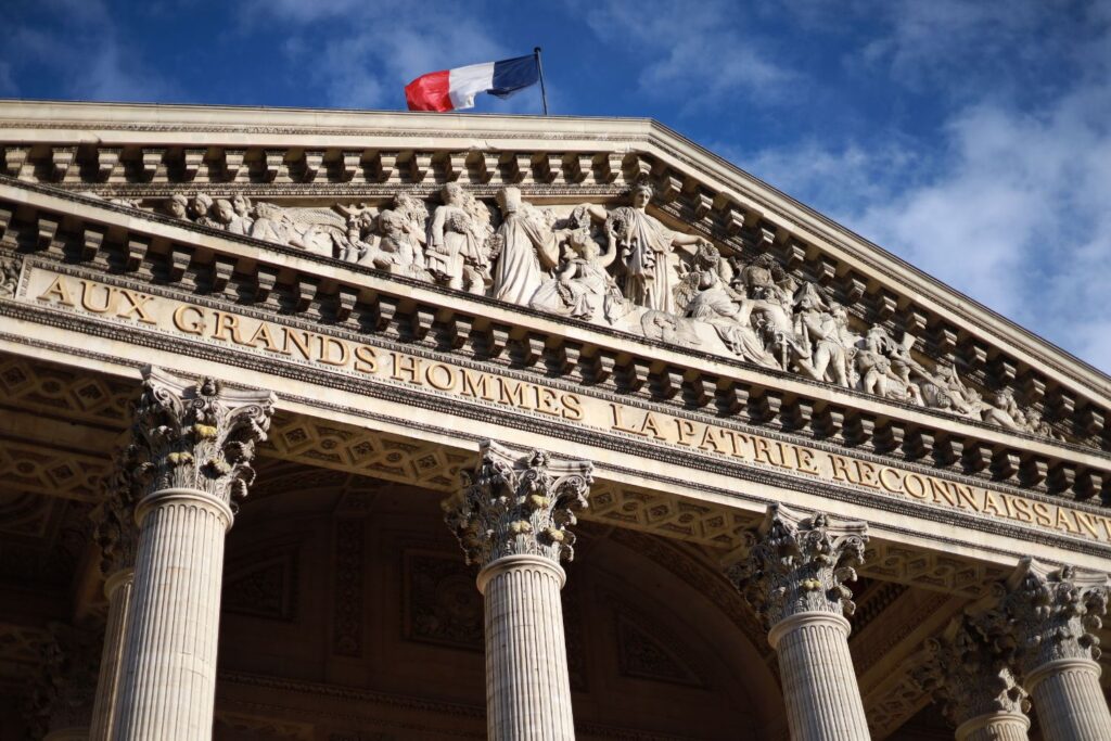 França aprova lei histórica sobre morte assistida após votação decisiva no Parlamento