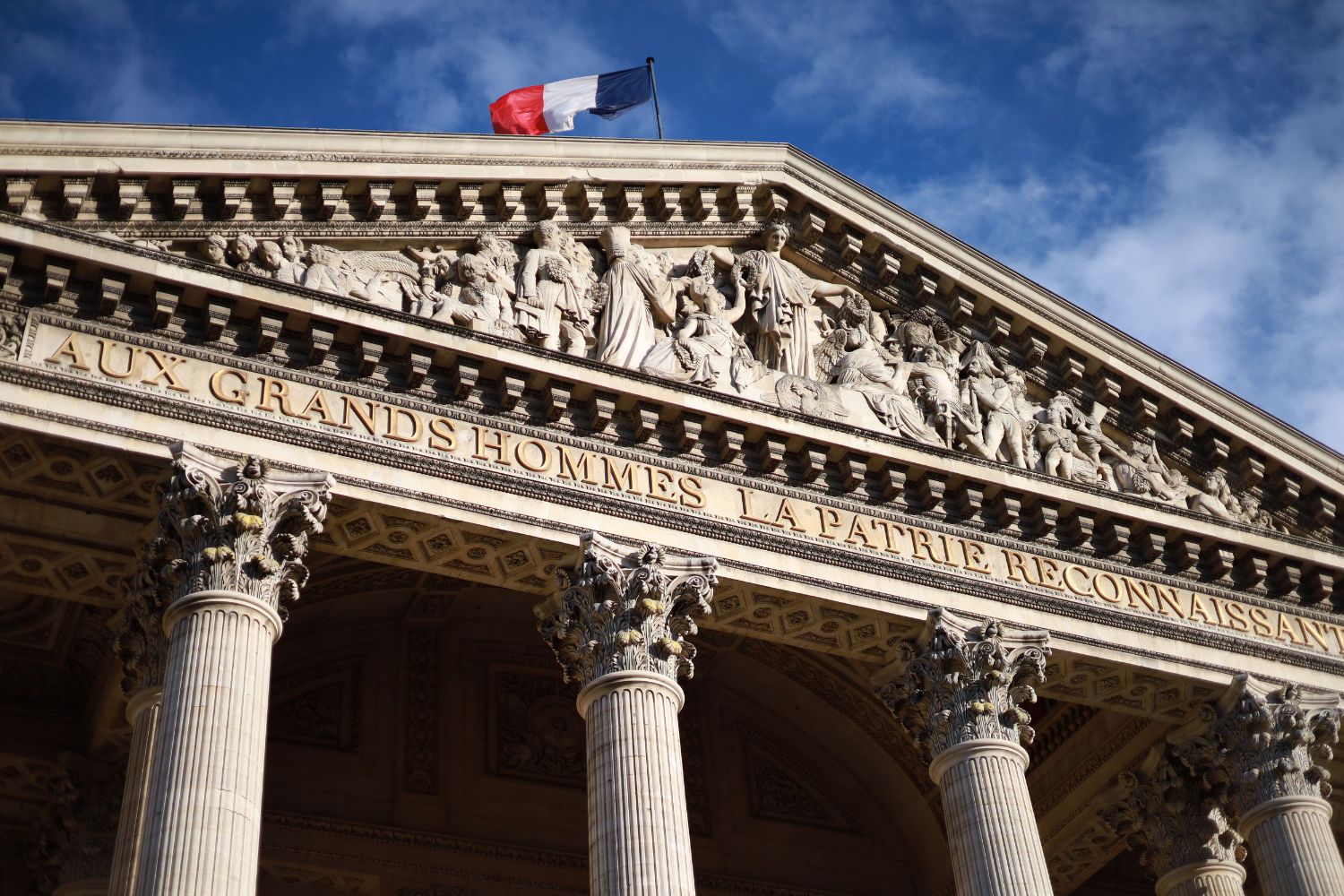 França aprova lei histórica sobre morte assistida após votação decisiva no Parlamento