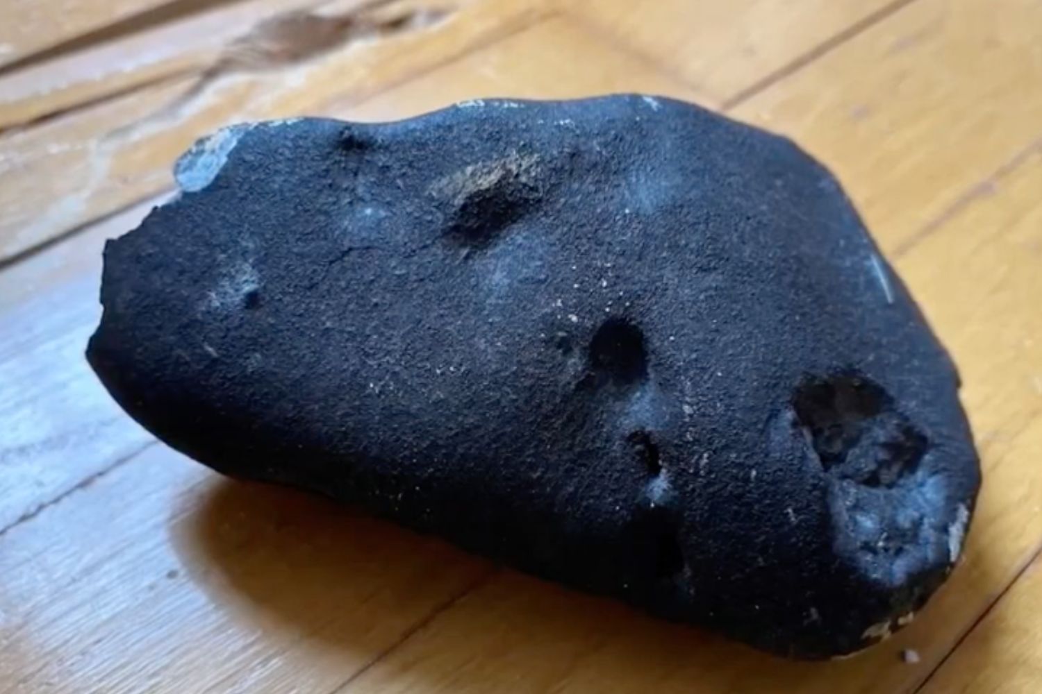 O meteorito que caiu em uma casa revelou um detalhe que intriga cientistas