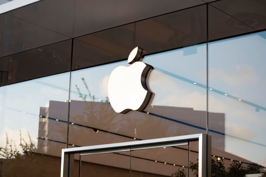 Apple leva OpenAI aos tribunais e acusa rival de roubar segredos para criar seu novo dispositivo de IA
