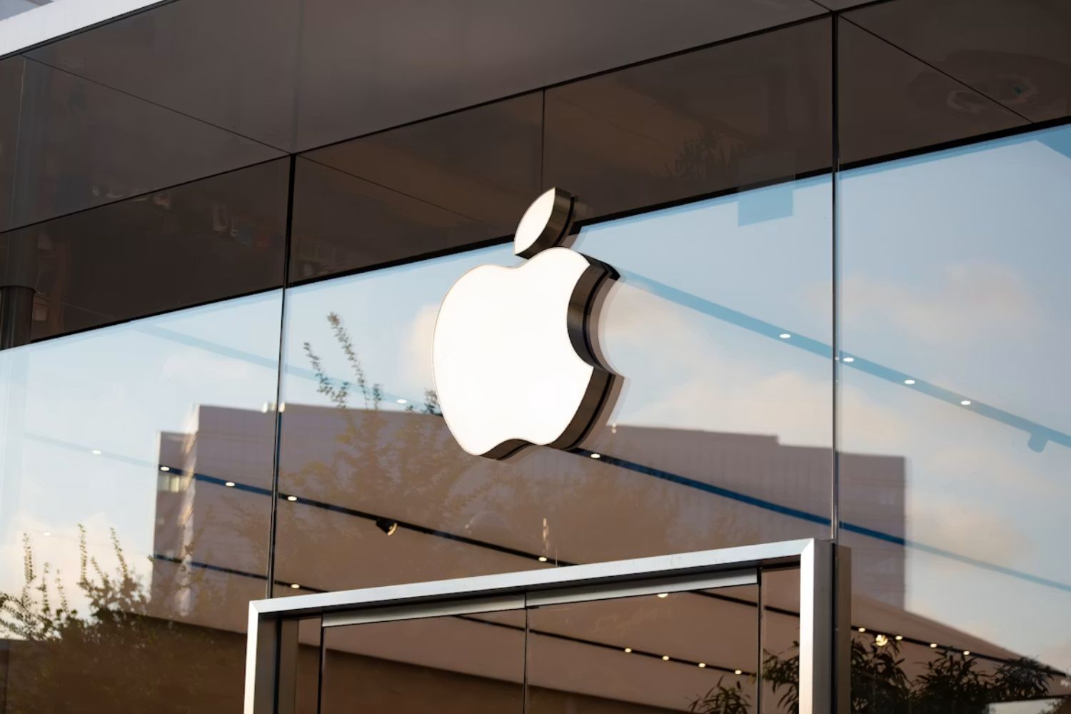 Apple leva OpenAI aos tribunais e acusa rival de roubar segredos para criar seu novo dispositivo de IA