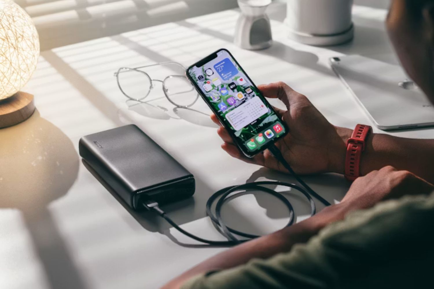 Você usa o celular enquanto ele carrega? Especialistas fazem um alerta sobre um hábito muito comum