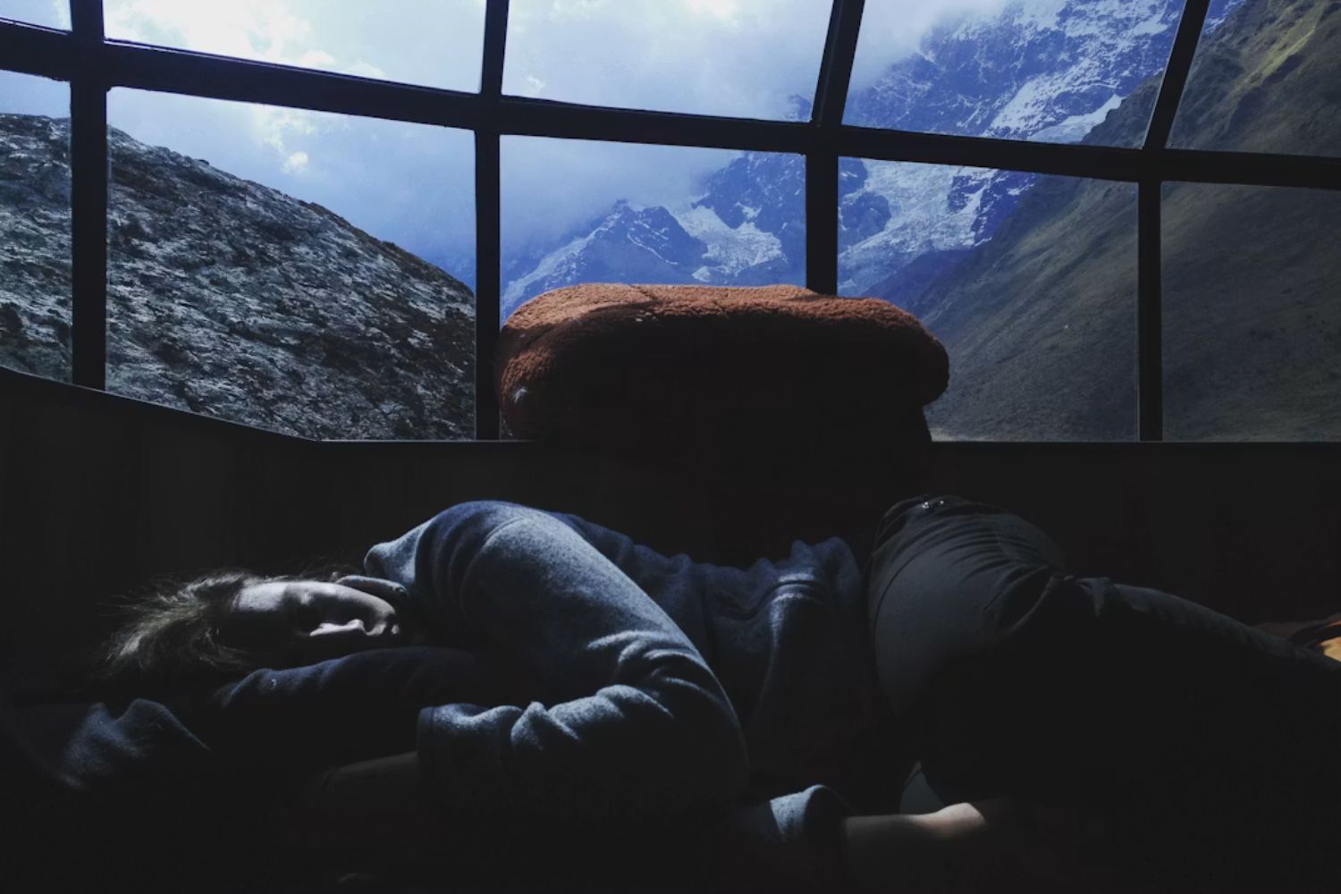 Dormir só três horas por noite pode parecer produtividade, mas o preço pode ser muito maior do que você imagina