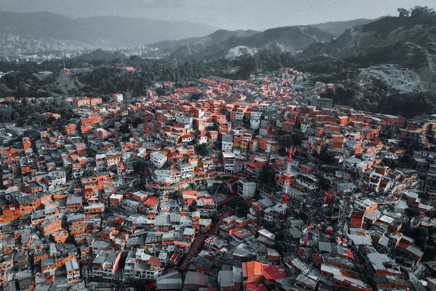 Tiroteio em favela do Rio deixa cerca de 200 turistas presos no alto do Morro Dois Irmãos durante operação policial