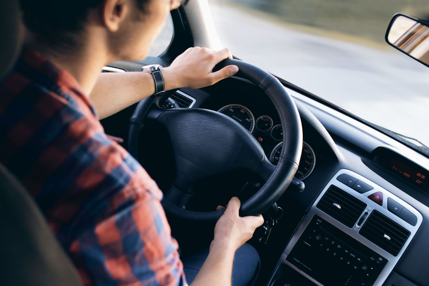 Dirigir carro manual pode estimular uma região importante do cérebro, diz estudo japonês
