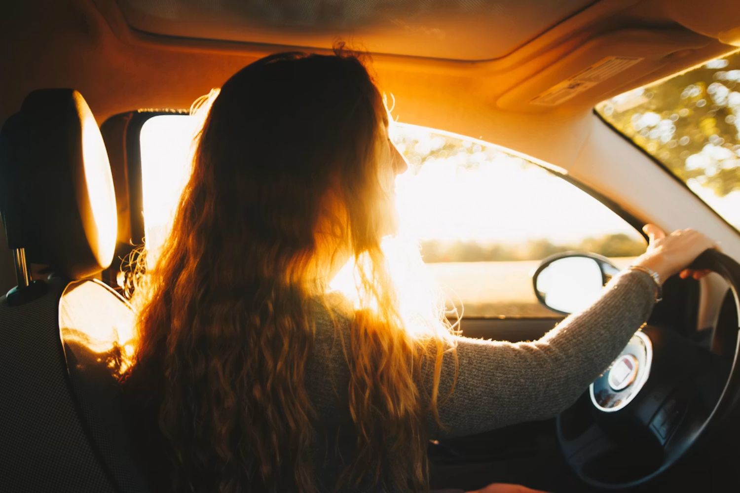 O hábito ao volante que parece inofensivo, mas pode revelar muito sobre a personalidade, segundo psicólogos