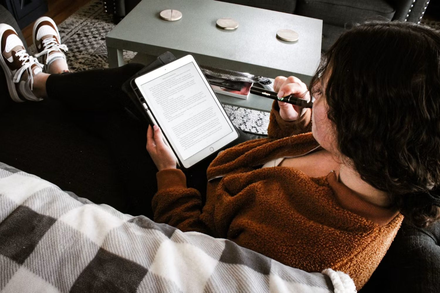 Livro de papel ou tela? Especialistas explicam qual formato ajuda mais o cérebro a aprender