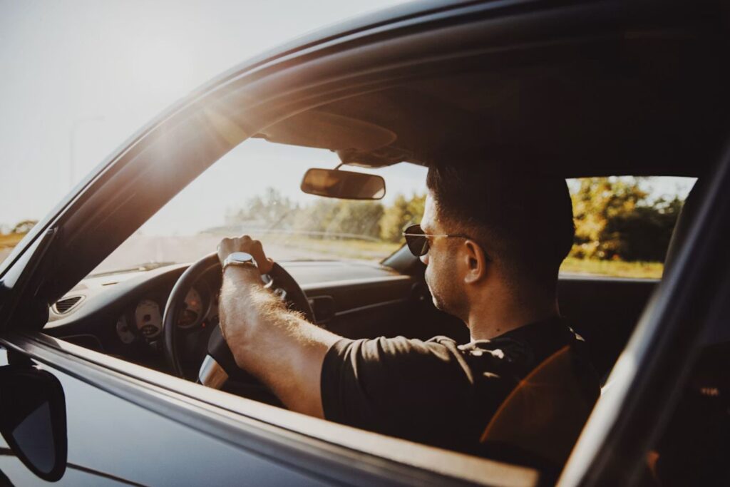 O hábito ao volante que parece inofensivo, mas pode revelar muito sobre a personalidade, segundo psicólogos