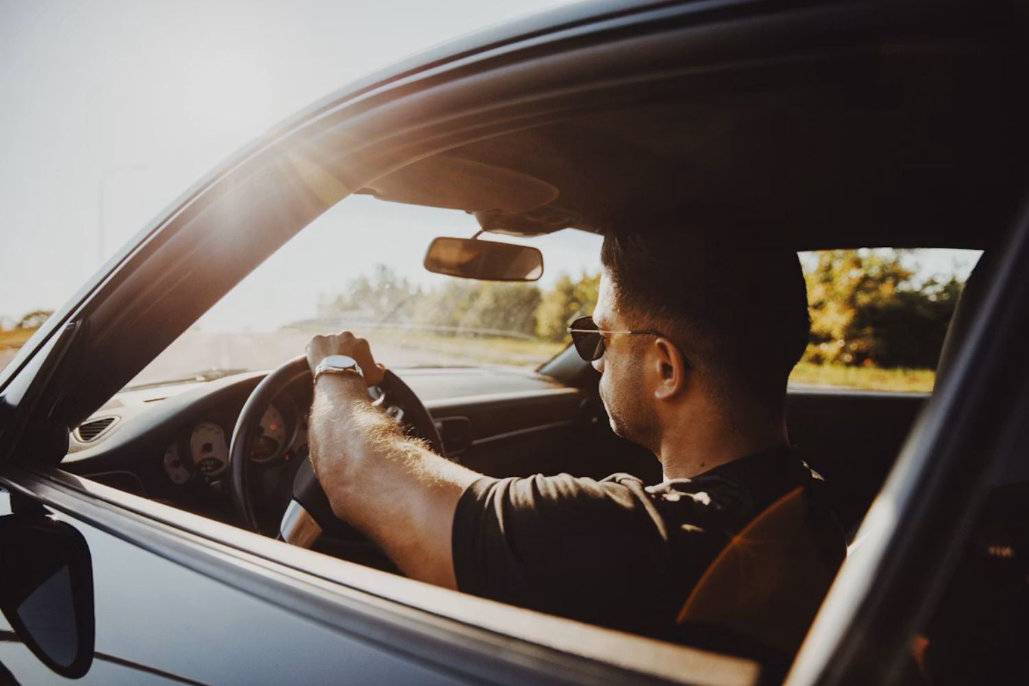 O hábito ao volante que parece inofensivo, mas pode revelar muito sobre a personalidade, segundo psicólogos