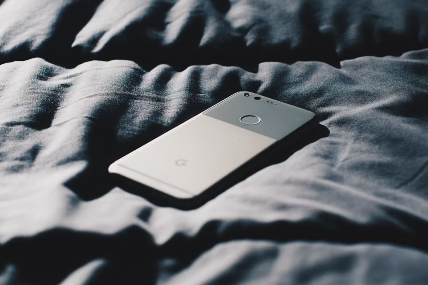 Dormir com o celular ao lado da cama faz mal? A ciência separa os mitos do que realmente afeta o sono