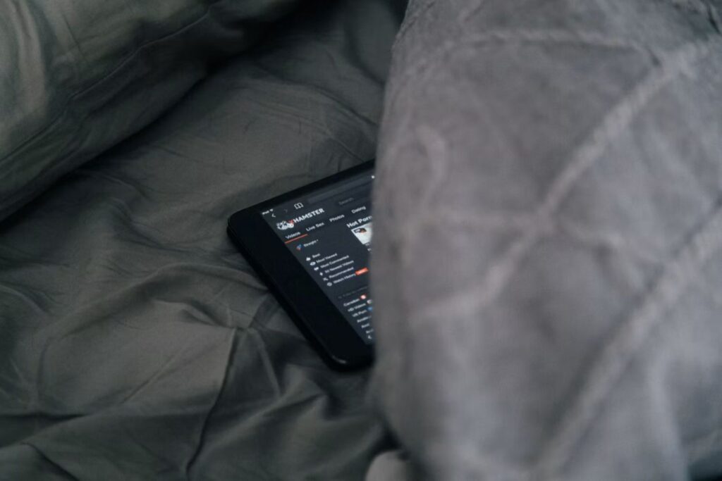Dormir com o celular ao lado da cama faz mal? A ciência separa os mitos do que realmente afeta o sono