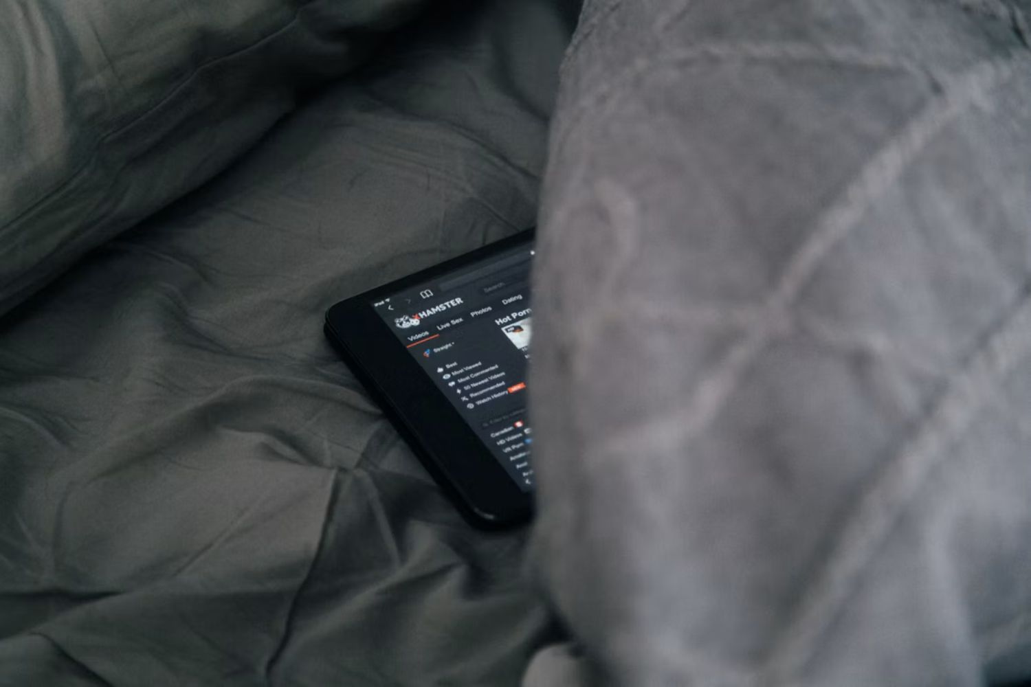 Dormir com o celular ao lado da cama faz mal? A ciência separa os mitos do que realmente afeta o sono