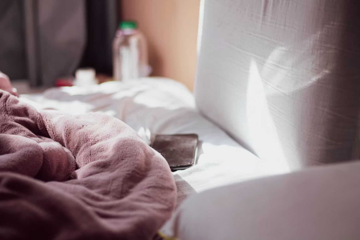 Dormir com o celular ao lado da cama faz mal? A ciência separa os mitos do que realmente afeta o sono
