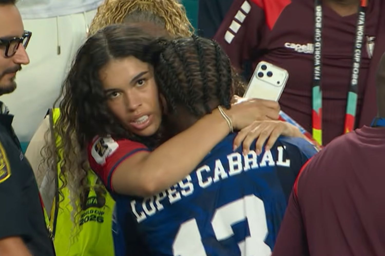 Quem é a mulher que Sidny Cabral abraçou após o gol histórico contra a Argentina
