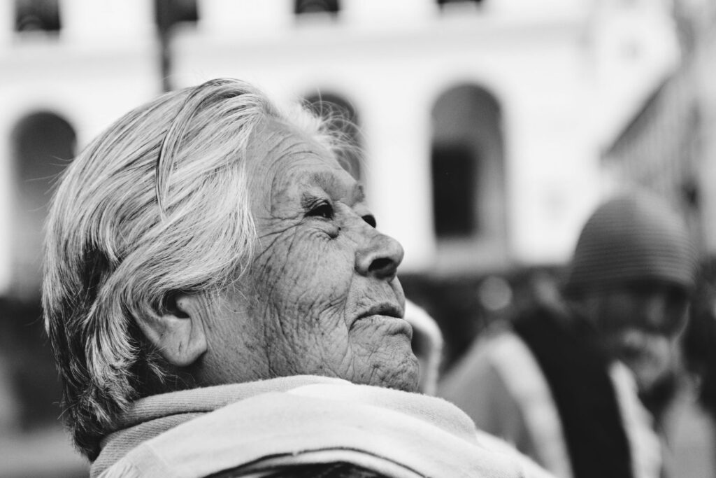 Ciência explica por que as mulheres vivem mais do que os homens e a resposta vai muito além dos hábitos de vida