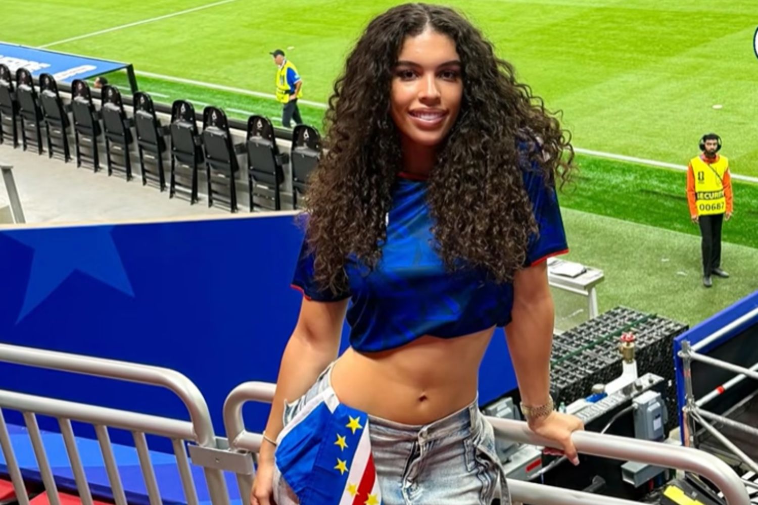 Quem é a mulher que Sidny Cabral abraçou após o gol histórico contra a Argentina
