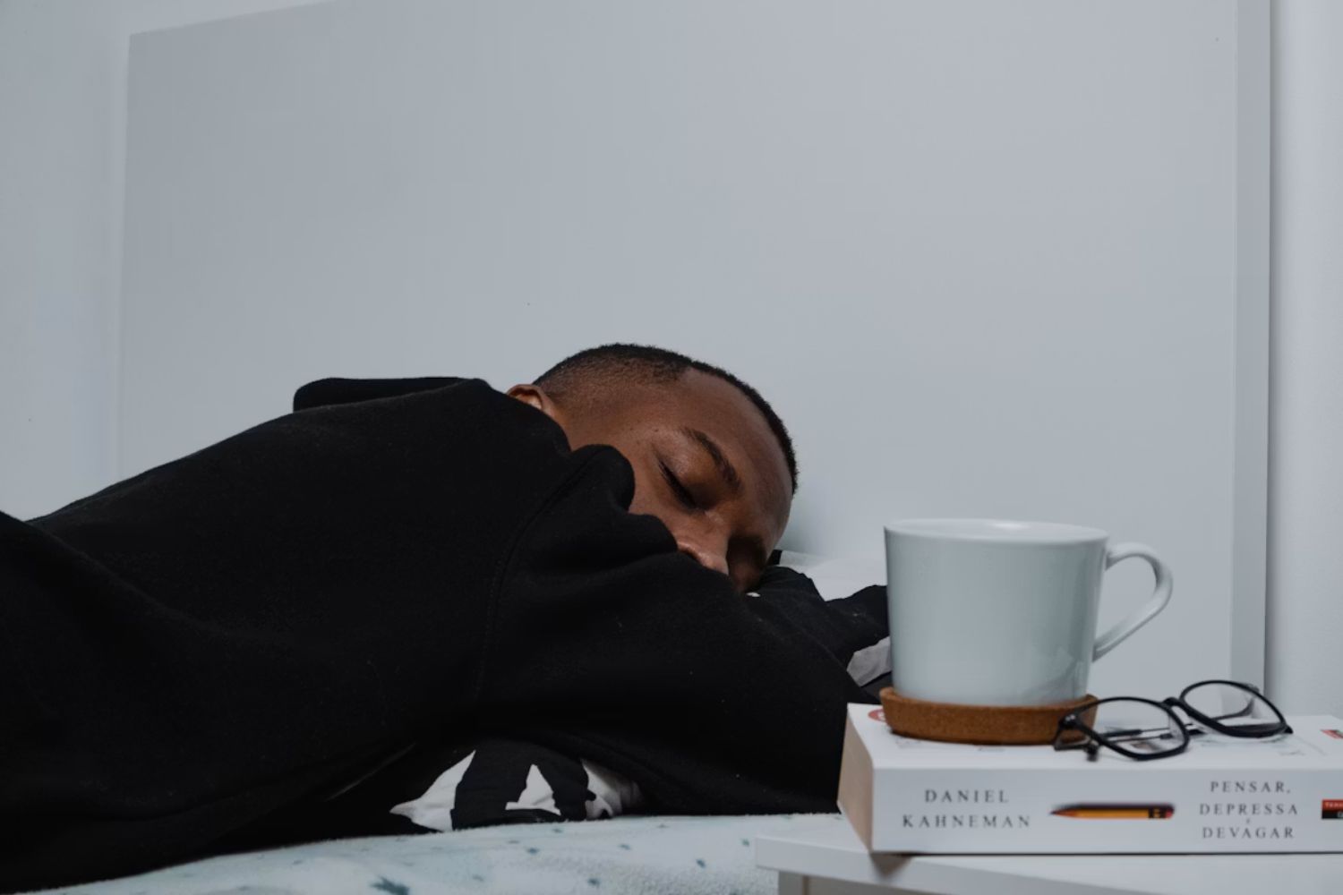 Dormir só três horas por noite pode parecer produtividade, mas o preço pode ser muito maior do que você imagina