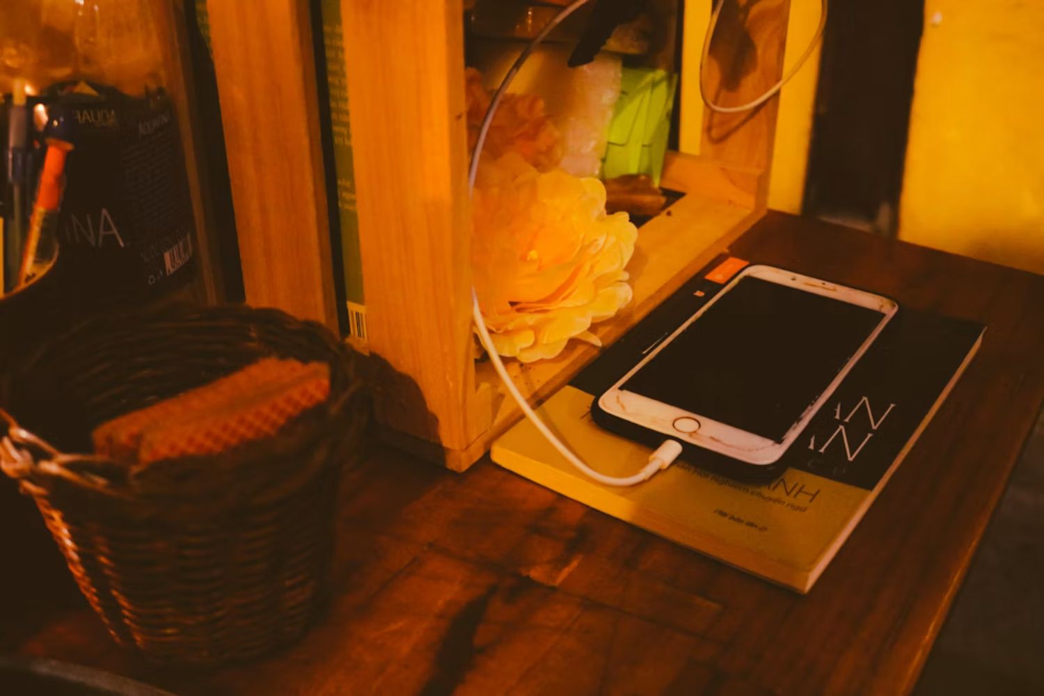 O jeito como você carrega o celular pode reduzir a vida útil da bateria, e muita gente ainda faz isso errado