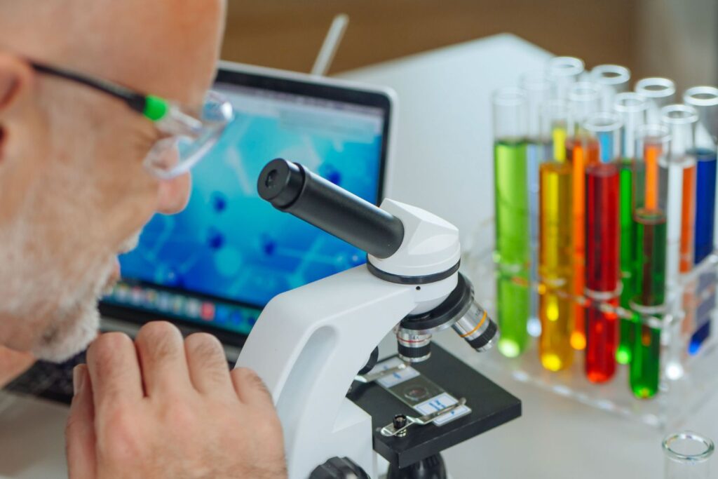 Novo estudo revela por que a inteligência artificial ainda não pensa como um cientista