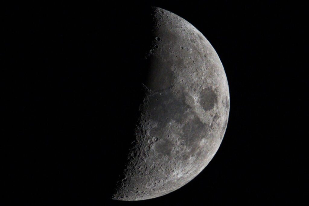 A NASA registrou uma misteriosa “prancha de surf” cruzando a órbita da Lua, mas a explicação é ainda mais curiosa