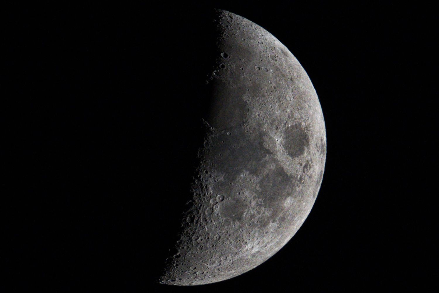 A NASA registrou uma misteriosa “prancha de surf” cruzando a órbita da Lua, mas a explicação é ainda mais curiosa