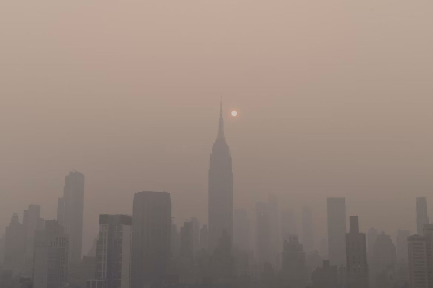 Fumaça de incêndios cobre Nova York antes da final da Copa do Mundo e acende alerta para argentinos e espanhóis