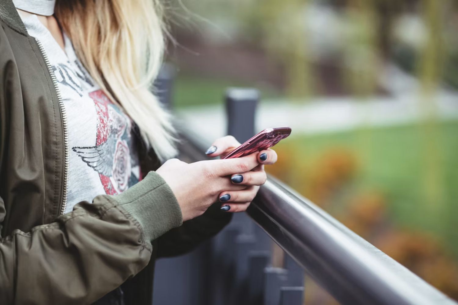 Por que é tão difícil largar o celular? Especialistas dizem que isso não acontece por acaso