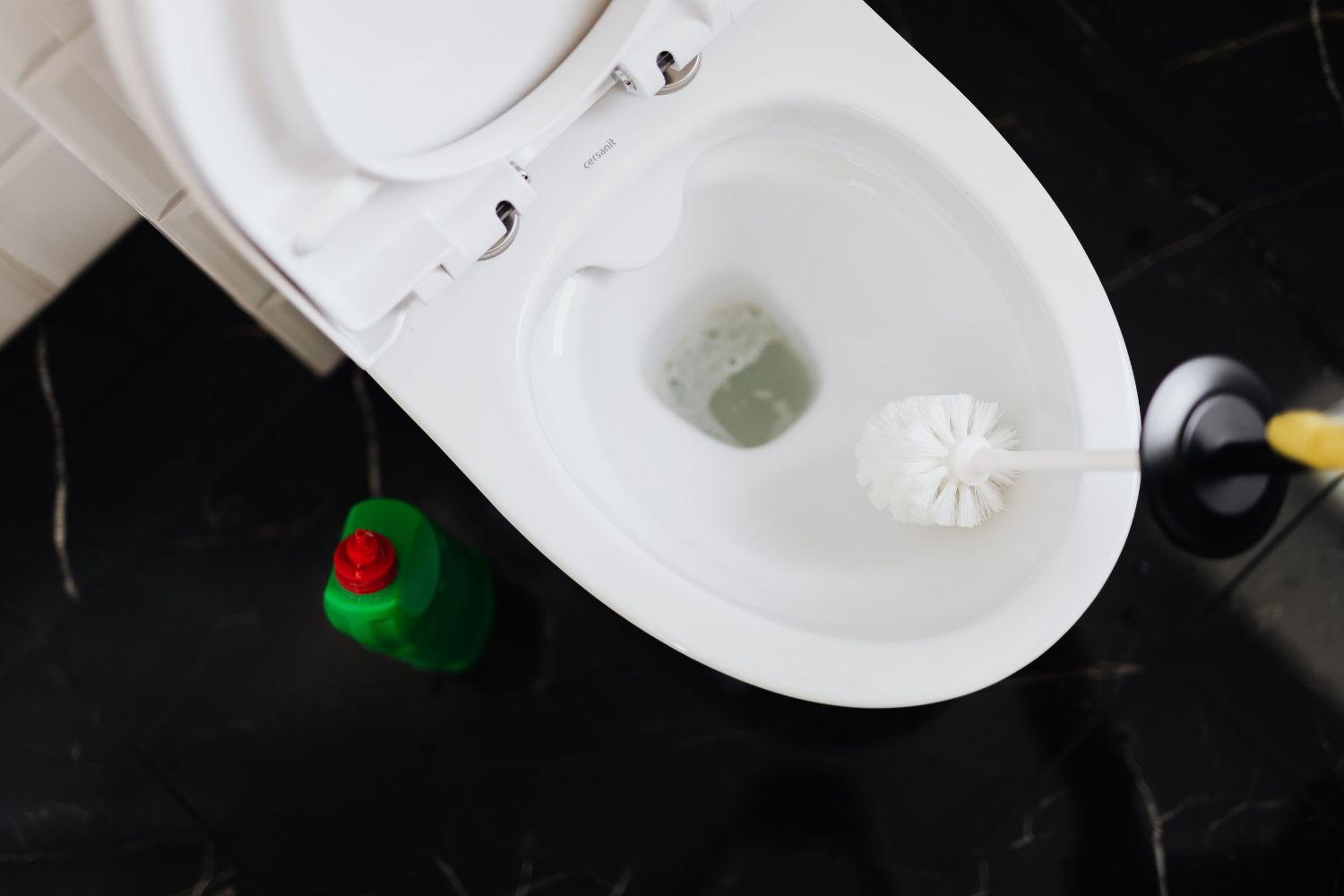 Adeus à escova sanitária tradicional: tecnologia descartável promete um banheiro mais higiênico