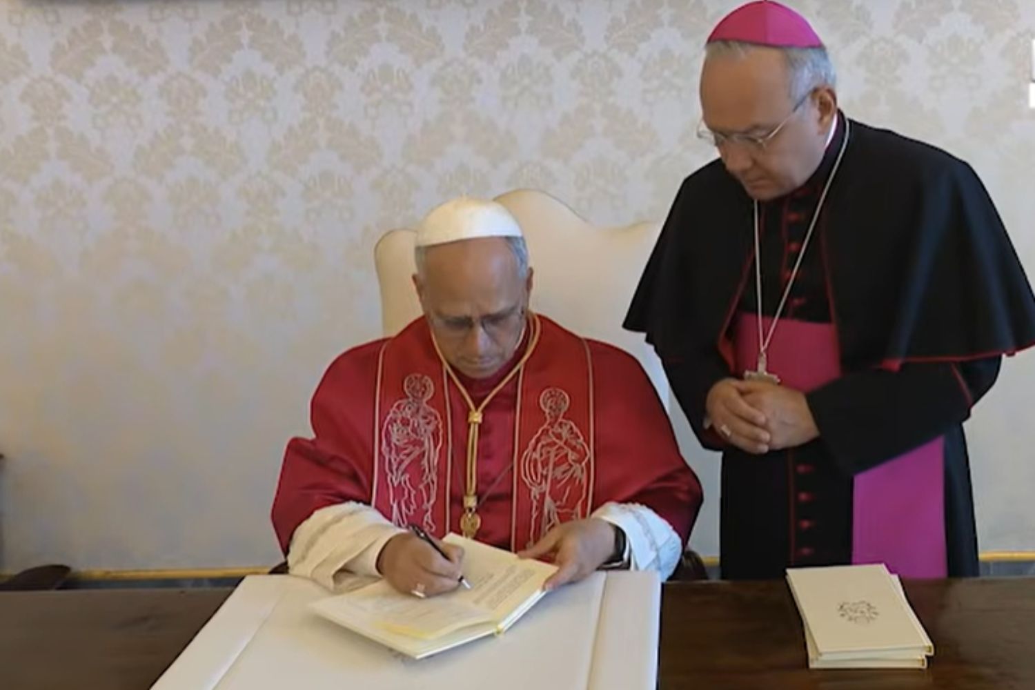 Vaticano toma medida raríssima contra grupo ultraconservador, e o caso reacende um debate que cresce no Brasil