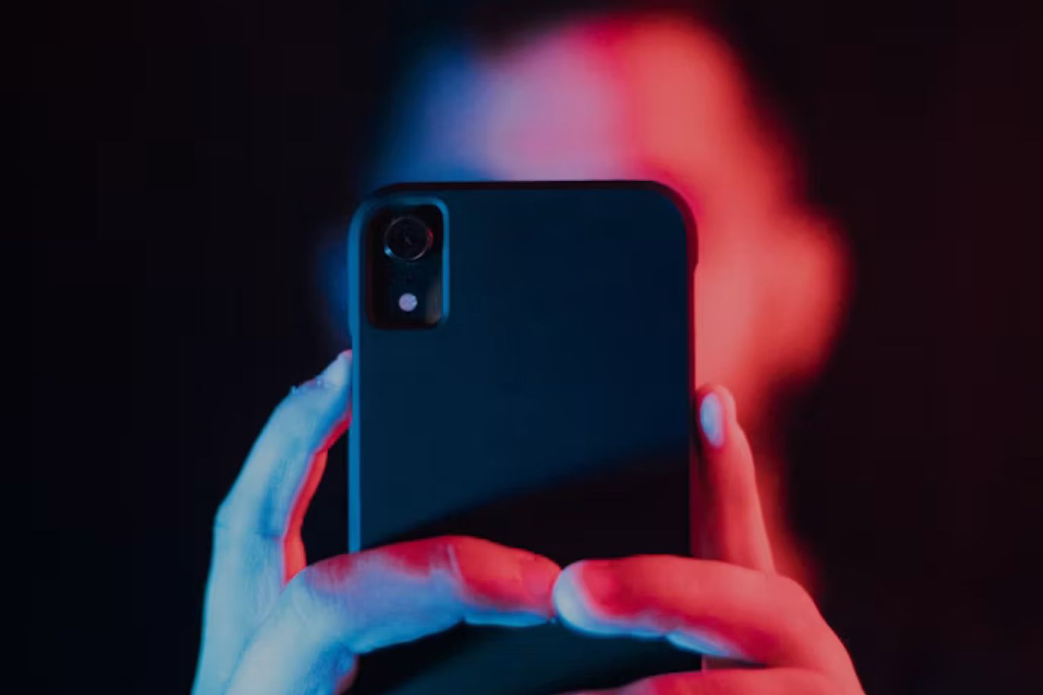 Por que é tão difícil largar o celular? Especialistas dizem que isso não acontece por acaso