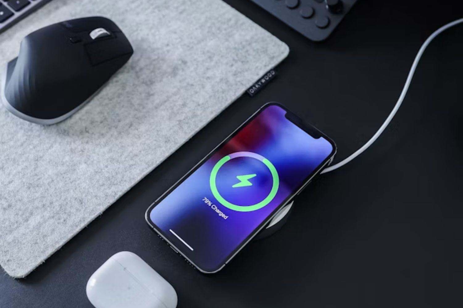 Você usa o celular enquanto ele carrega? Especialistas fazem um alerta sobre um hábito muito comum