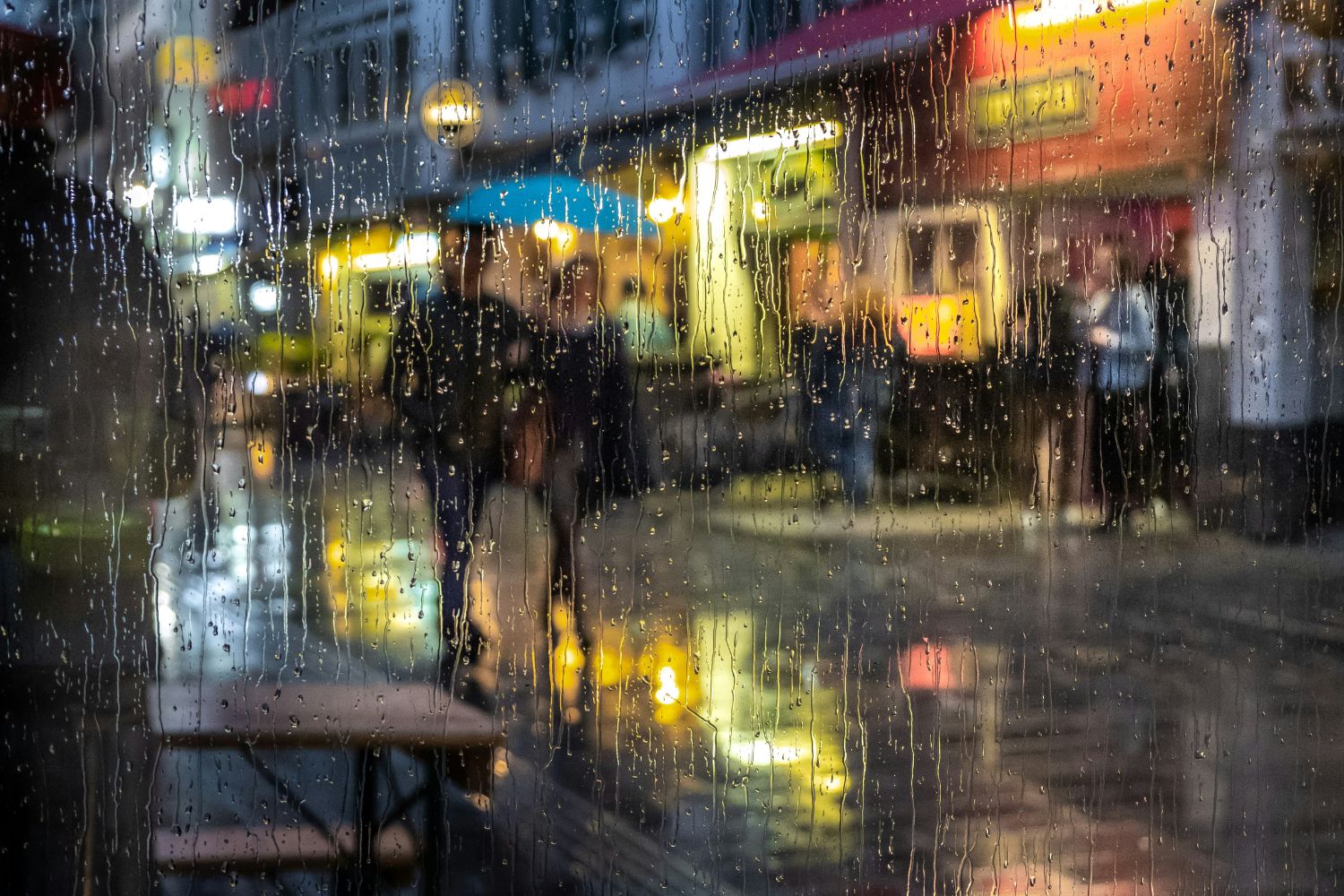 O céu fica cinza e seu humor muda junto: a ciência explica por que os dias de chuva mexem tanto conosco