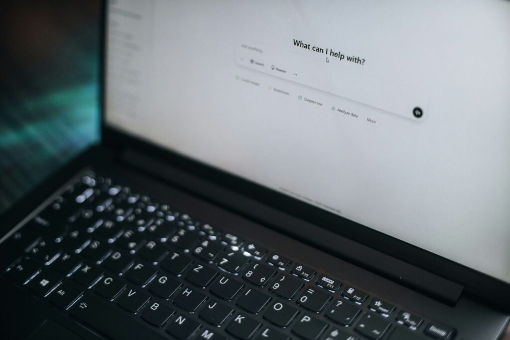 Pesquisa coloca quatro chatbots à prova e alerta para desinformação eleitoral gerada por IA