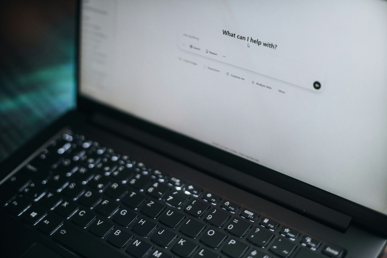 Pesquisa coloca quatro chatbots à prova e alerta para desinformação eleitoral gerada por IA