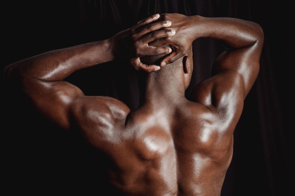 O músculo parece enorme depois do treino, mas a ciência tem uma notícia para quem persegue o ‘pump’ na academia