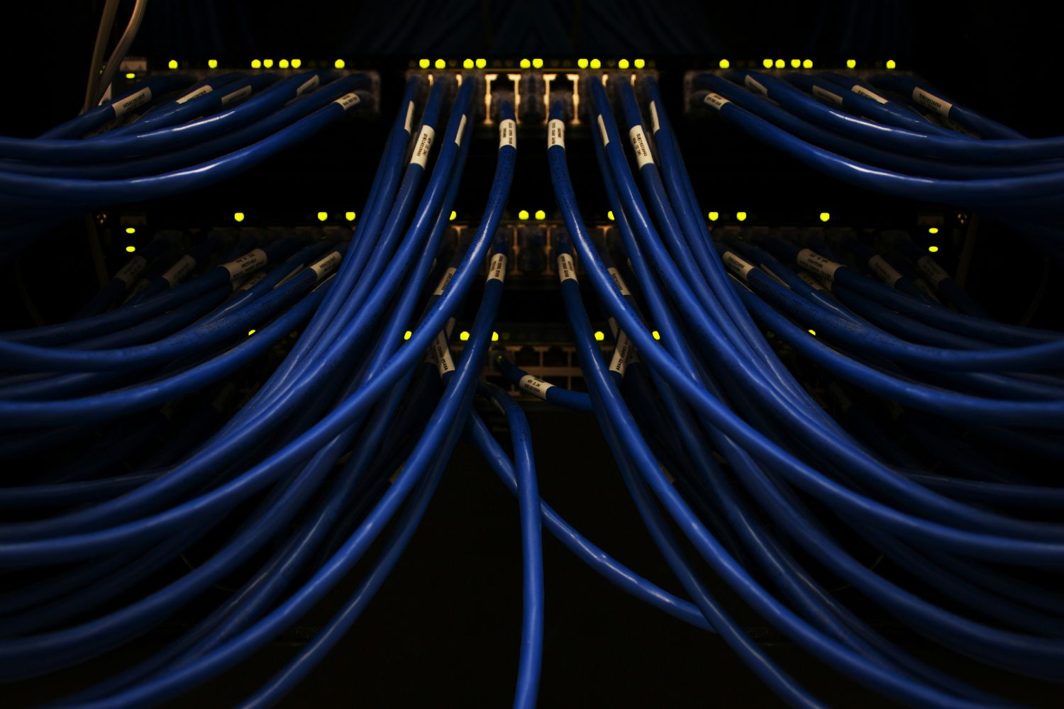 A internet do futuro deu um salto histórico: cientistas transmitiram partículas quânticas por 61 km em fibra óptica comum