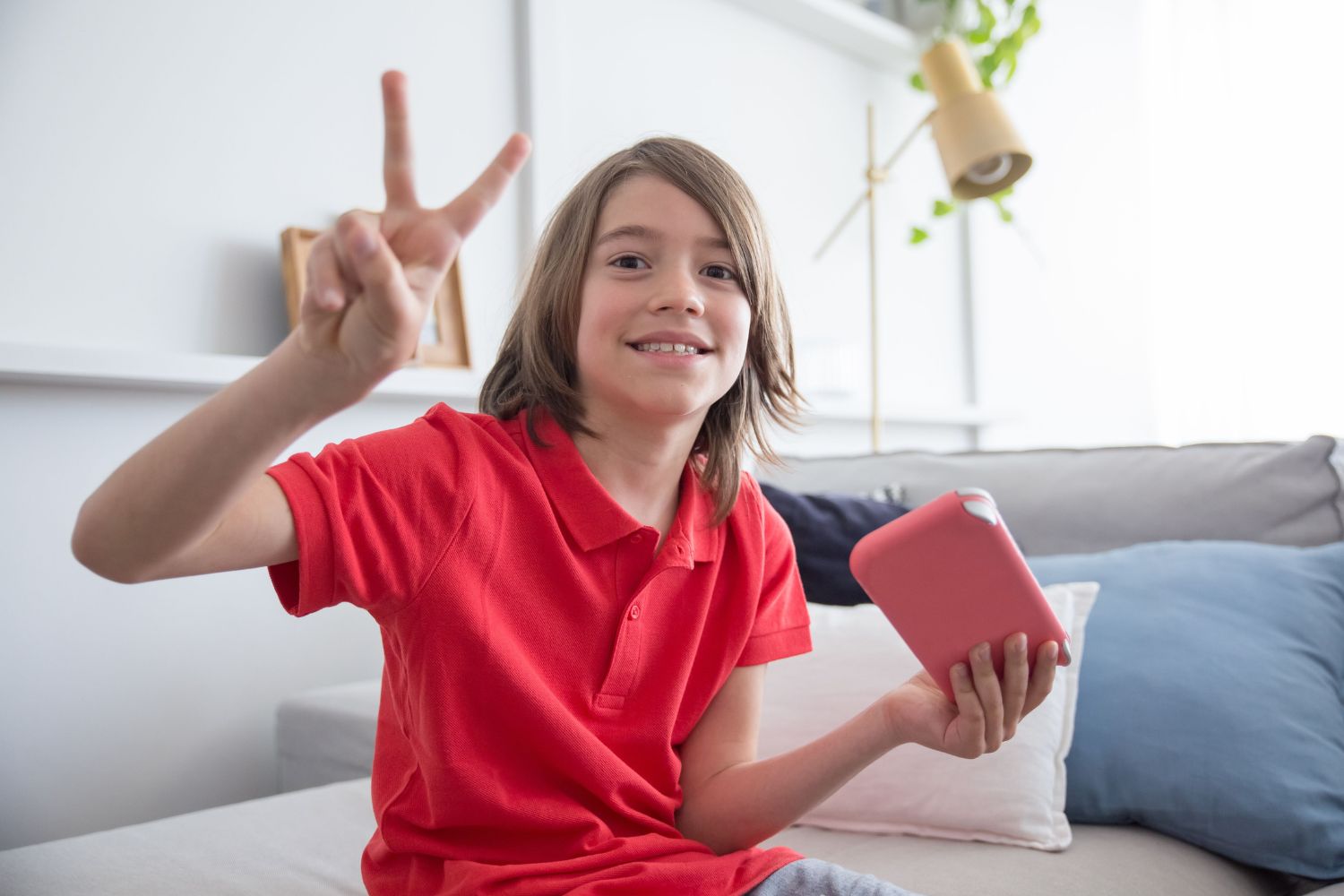 Dar o primeiro celular aos filhos parece simples, mas especialistas apontam um detalhe mais importante que a idade