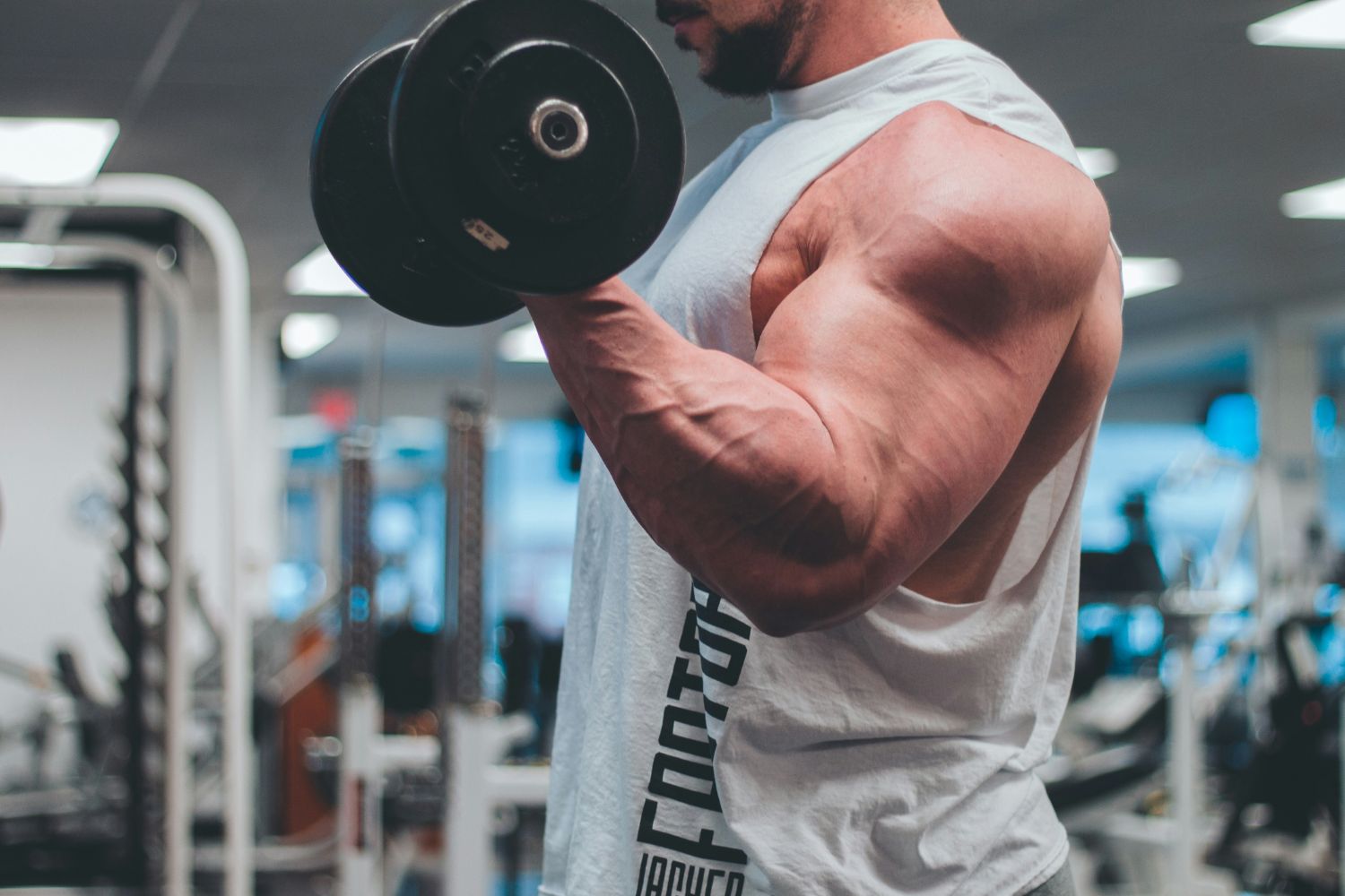 O músculo parece enorme depois do treino, mas a ciência tem uma notícia para quem persegue o ‘pump’ na academia