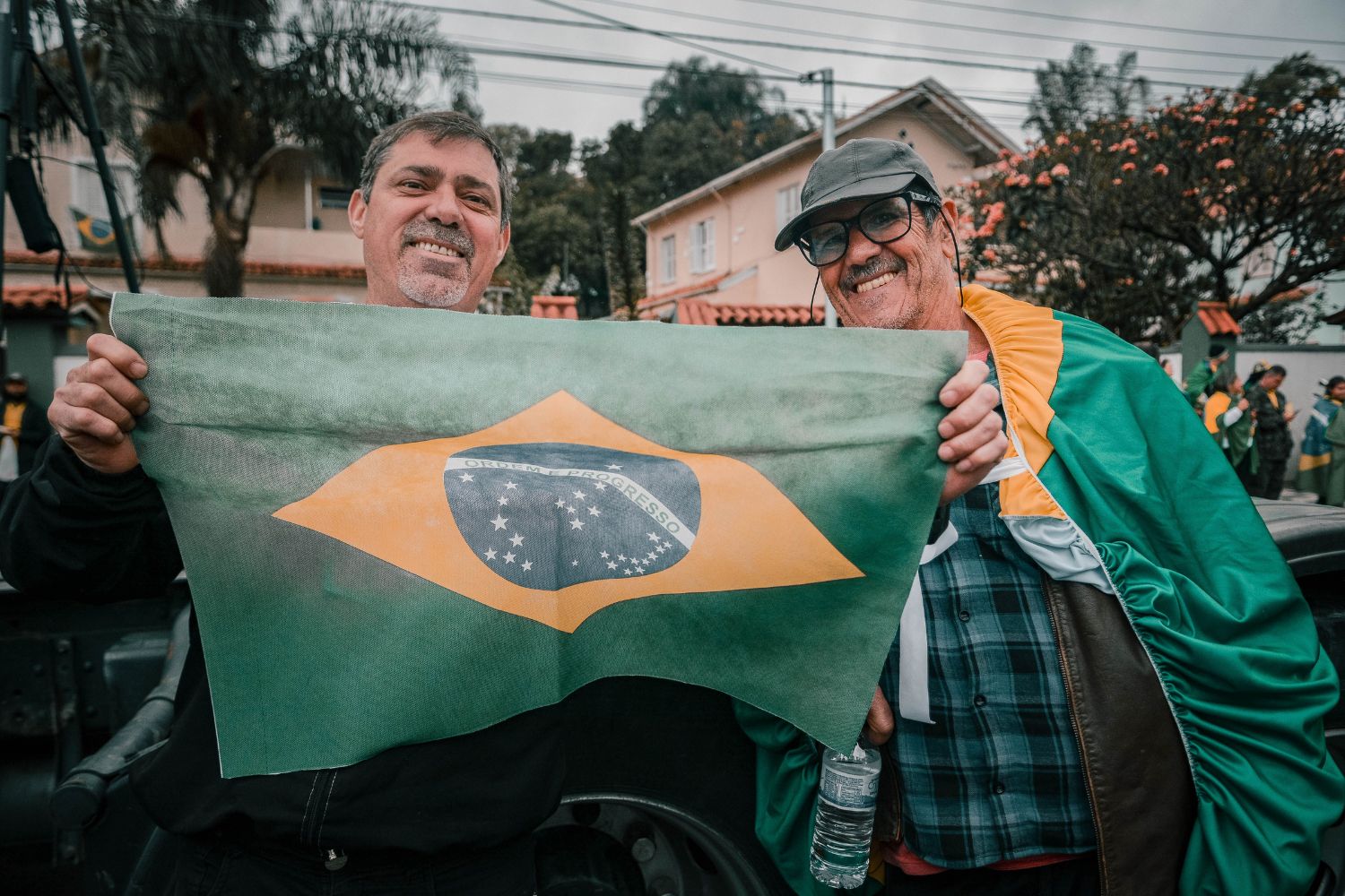 Amnistia criou anúncios eleitorais falsos no Brasil e descobriu até onde eles conseguiam chegar