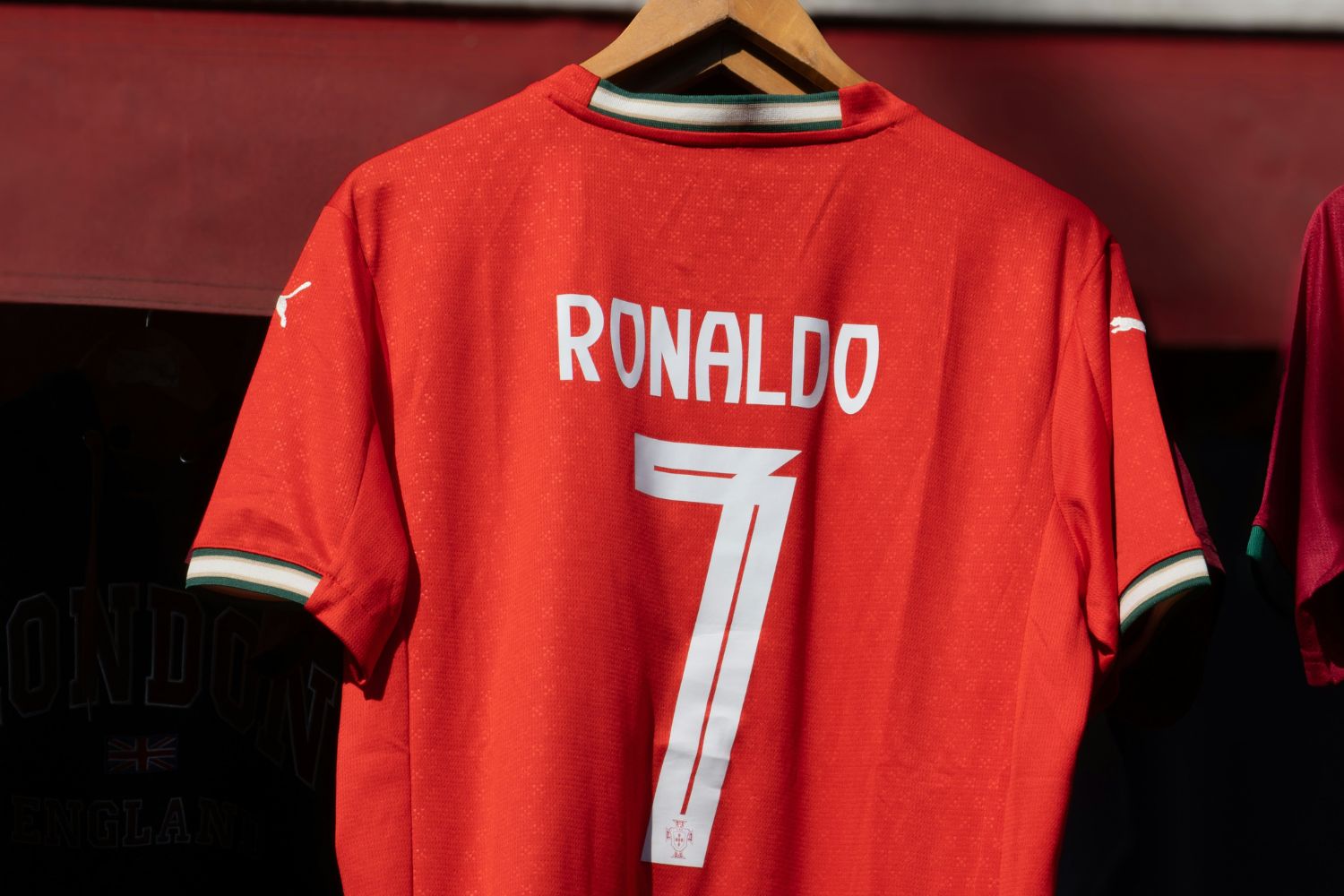 Cristiano Ronaldo abre as portas de sua garagem e chama atenção com seus “brinquedos” milionários