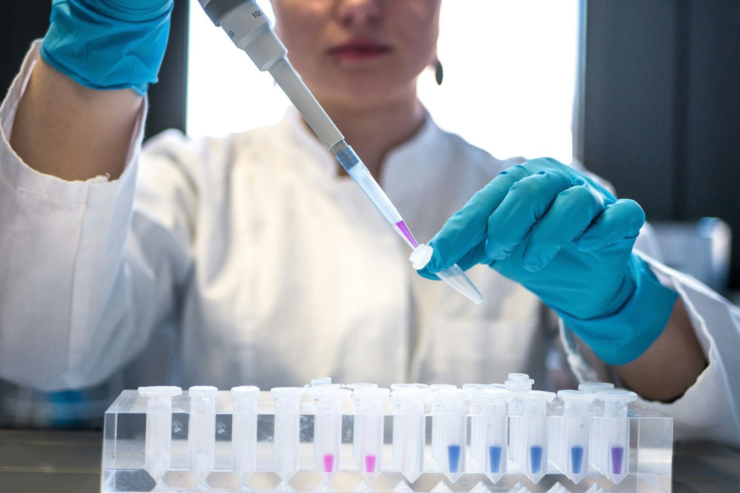 Cientistas encontram mais microplásticos no sangue de pacientes com infarto e uma possível conexão preocupa os pesquisadores