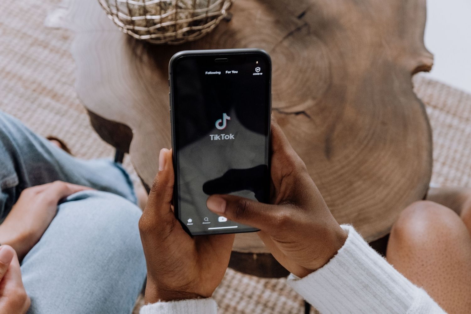 TikTok está cheio de vídeos do “passado”, mas algumas dessas lembranças jamais aconteceram