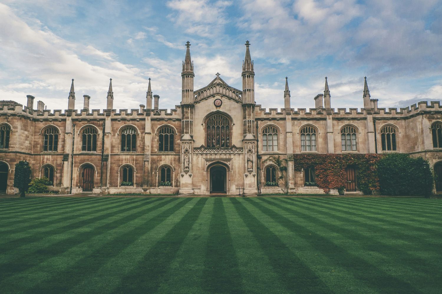 Morte inesperada de professor aos 41 anos ocorre em meio a uma das maiores polêmicas recentes de Cambridge