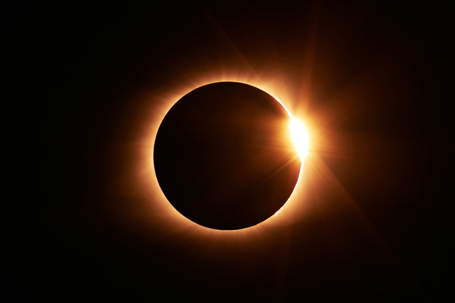 O dia virou noite por alguns minutos na Europa e o céu revelou algo normalmente invisível