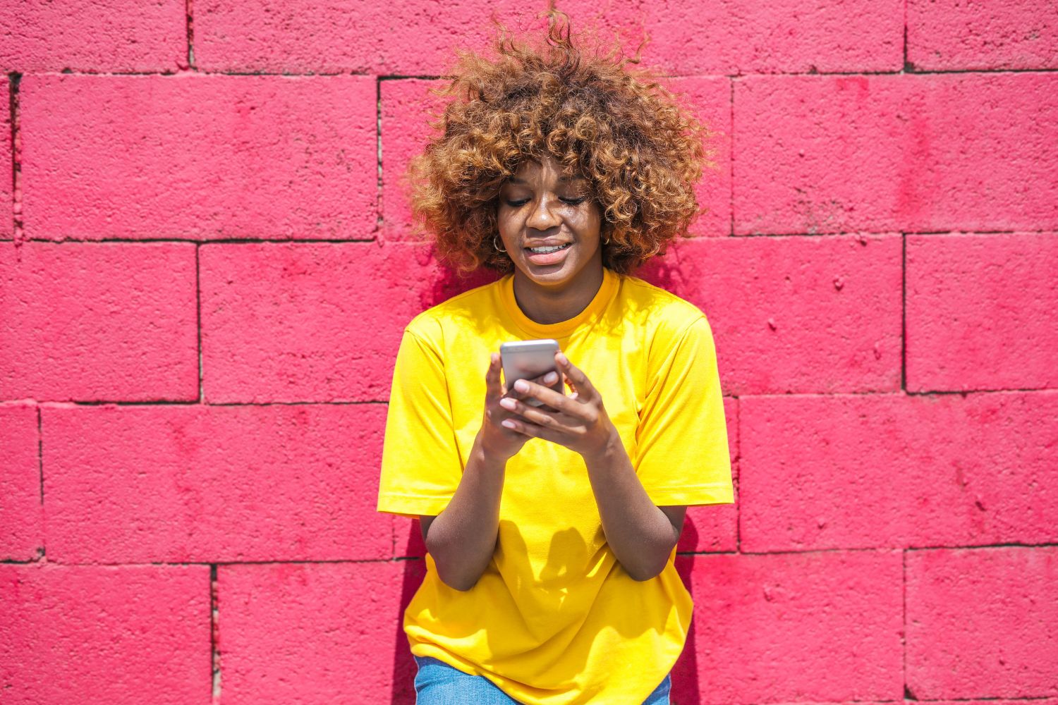 Dar o primeiro celular aos filhos parece simples, mas especialistas apontam um detalhe mais importante que a idade