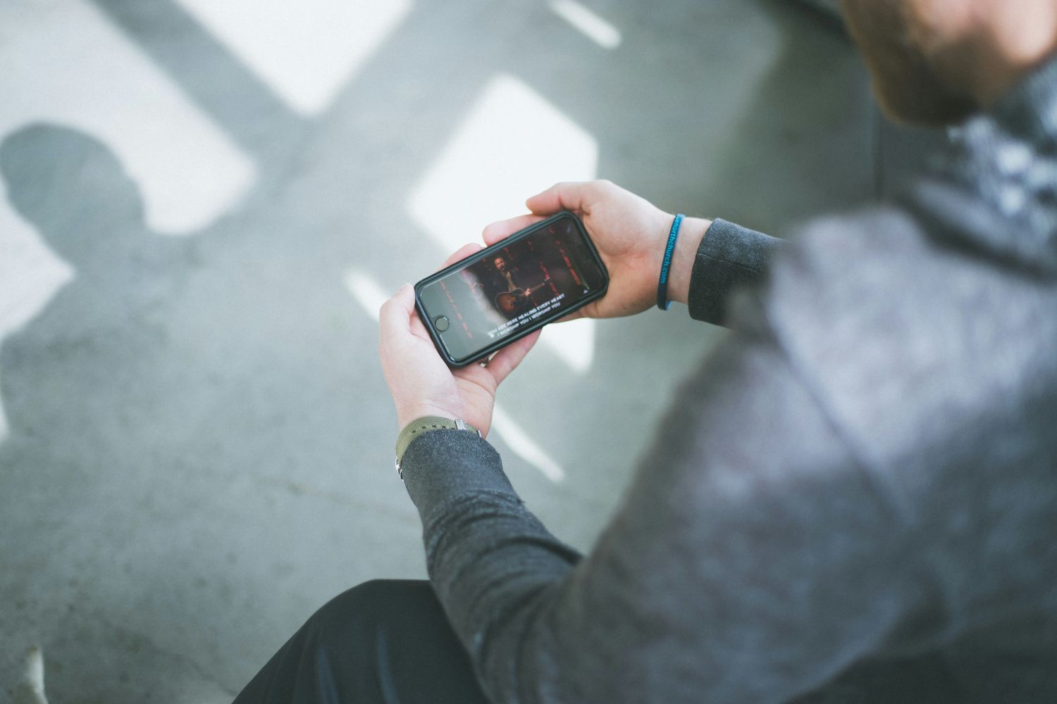 O celular está mudando nosso corpo? A ciência separa os riscos reais dos mitos que viralizaram