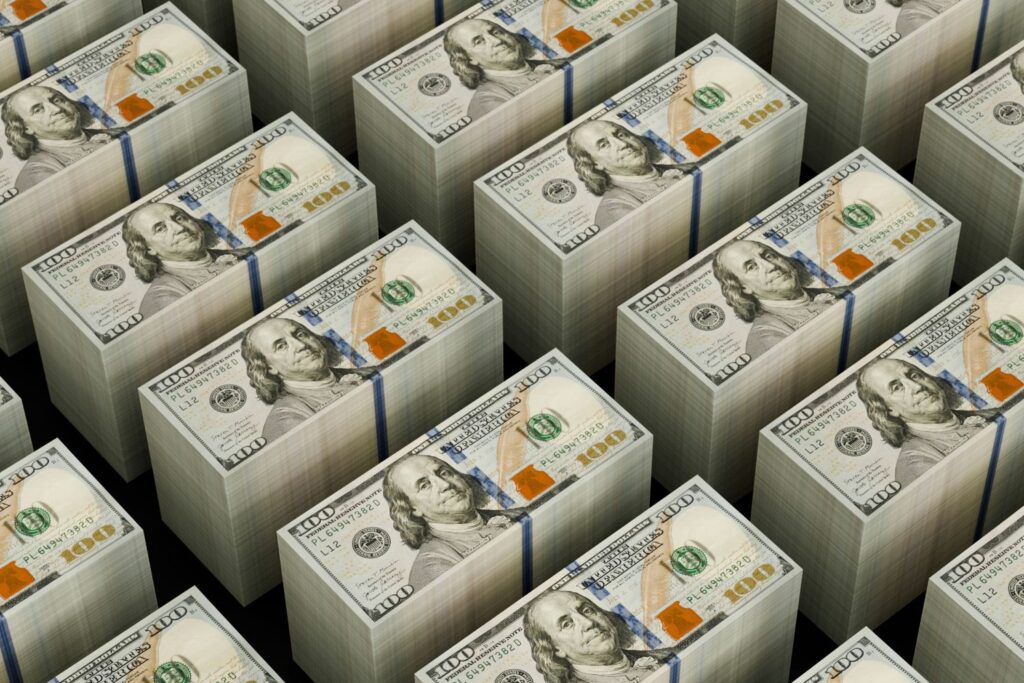 O dólar voltou a subir e Wall Street fechou no vermelho enquanto investidores esperam um dado que pode mudar o mercado