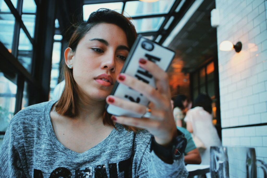 Você olha o celular mesmo sem receber notificações? Esse hábito pode esconder um problema