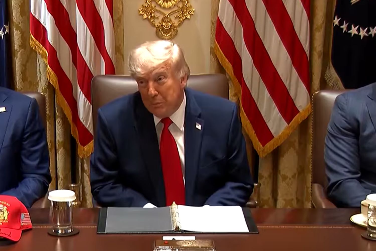 Trump promete transformar o estreito de Ormuz em território dos EUA e eleva tensão com o Irã em meio a guerra, ataques a petroleiros e nova ofensiva econômica de Washington