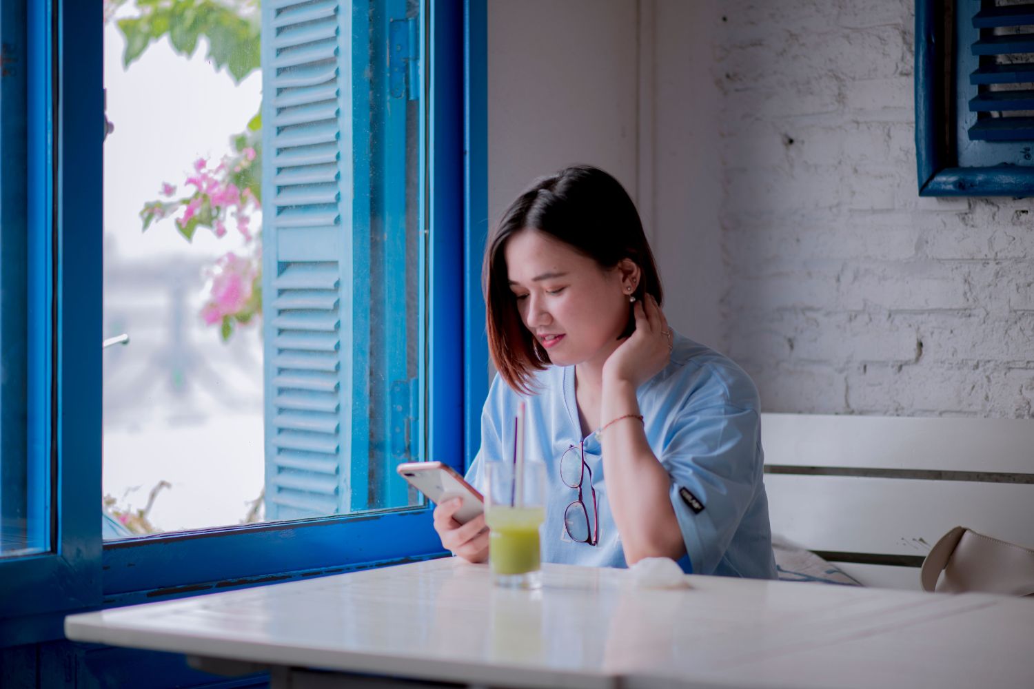 O celular está mudando nosso corpo? A ciência separa os riscos reais dos mitos que viralizaram